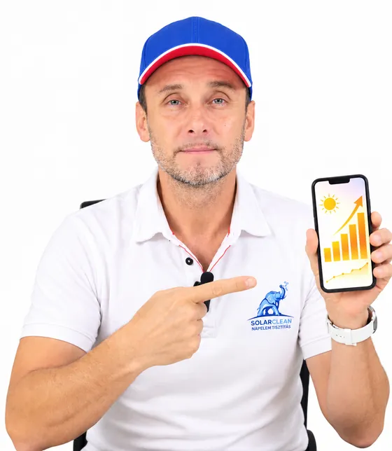 A SolarClean munkatársa a telefonján egy növekvő termelési grafikonra mutat